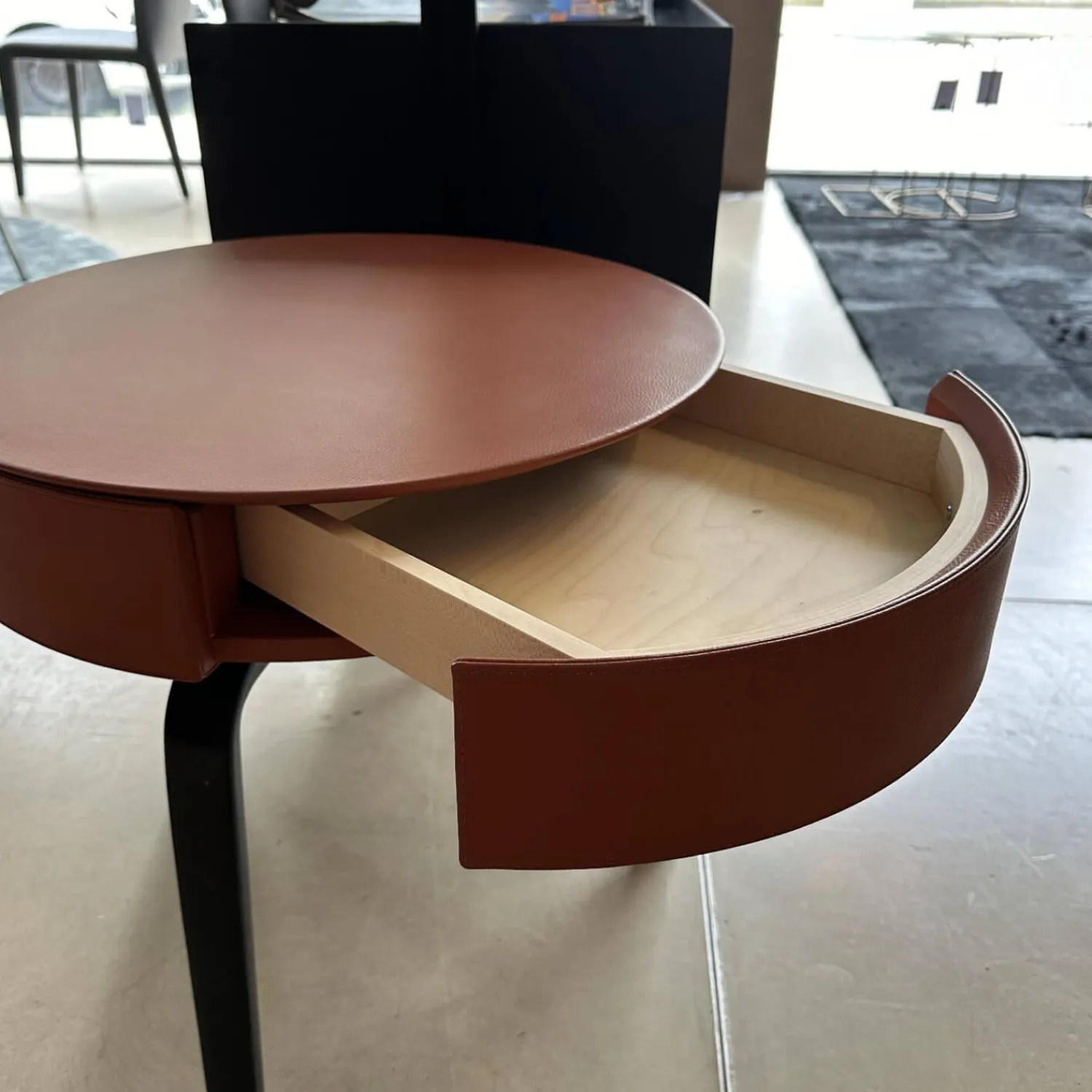 Poltrona Frau Beistelltische|Beistelltisch Fiorile Platte Leder SC 75 Cognac Braun Gestell Esche Wengefarbig 32 Schwarz Gebeizt Und Lackiert Mit Schublade Ahornholz 65