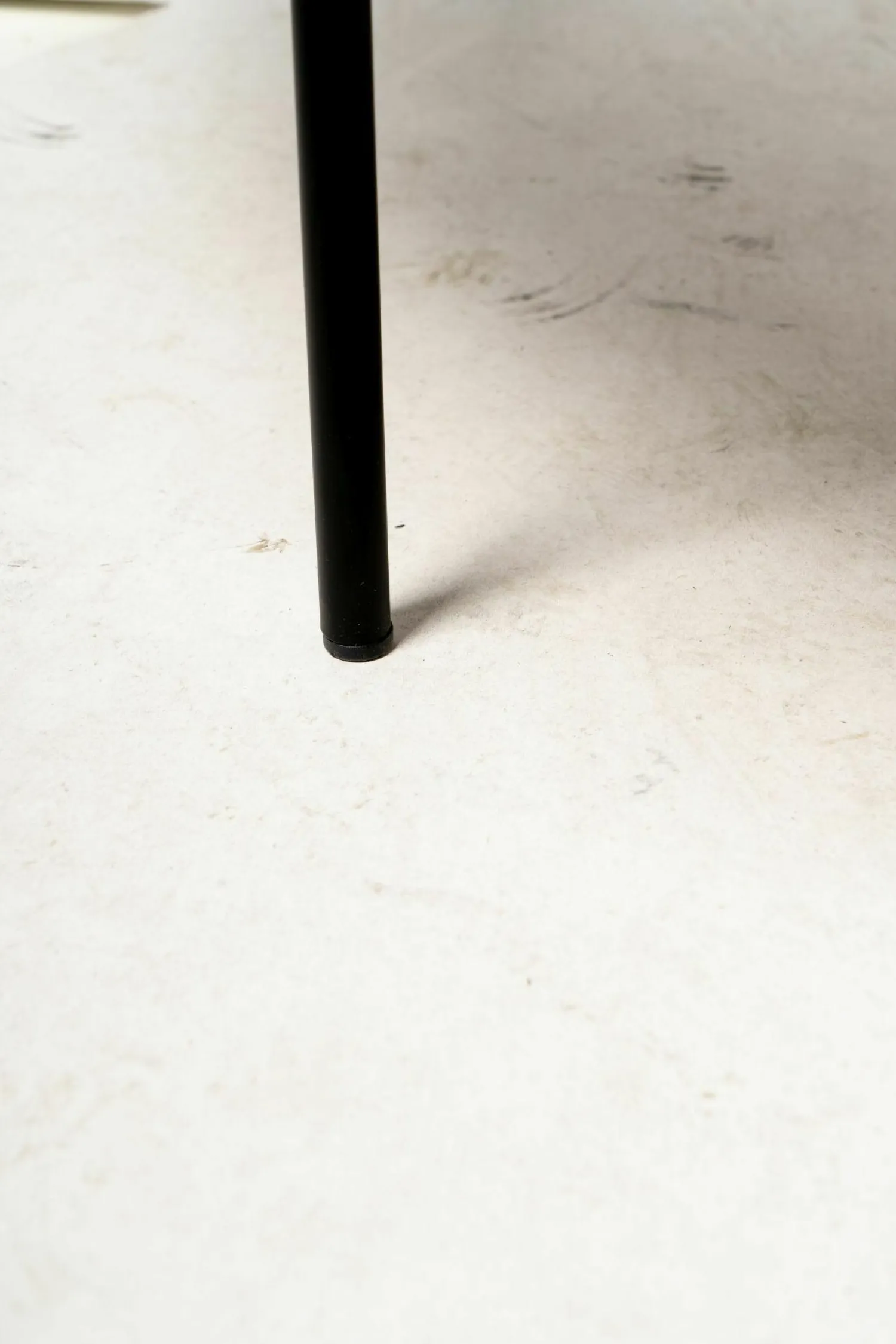 Moroso Beistelltische|Couchtische|Beistelltisch Fishbone T40 Platte Sintetica Methacrylat Bunt Gestell Stahl Schwarz Matt Lackiert RAL 9005