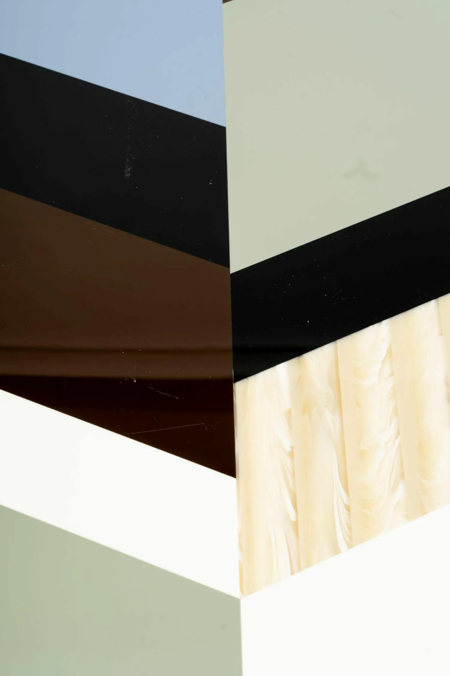 Moroso Beistelltische|Couchtische|Beistelltisch Fishbone T40 Platte Sintetica Methacrylat Bunt Gestell Stahl Schwarz Matt Lackiert RAL 9005