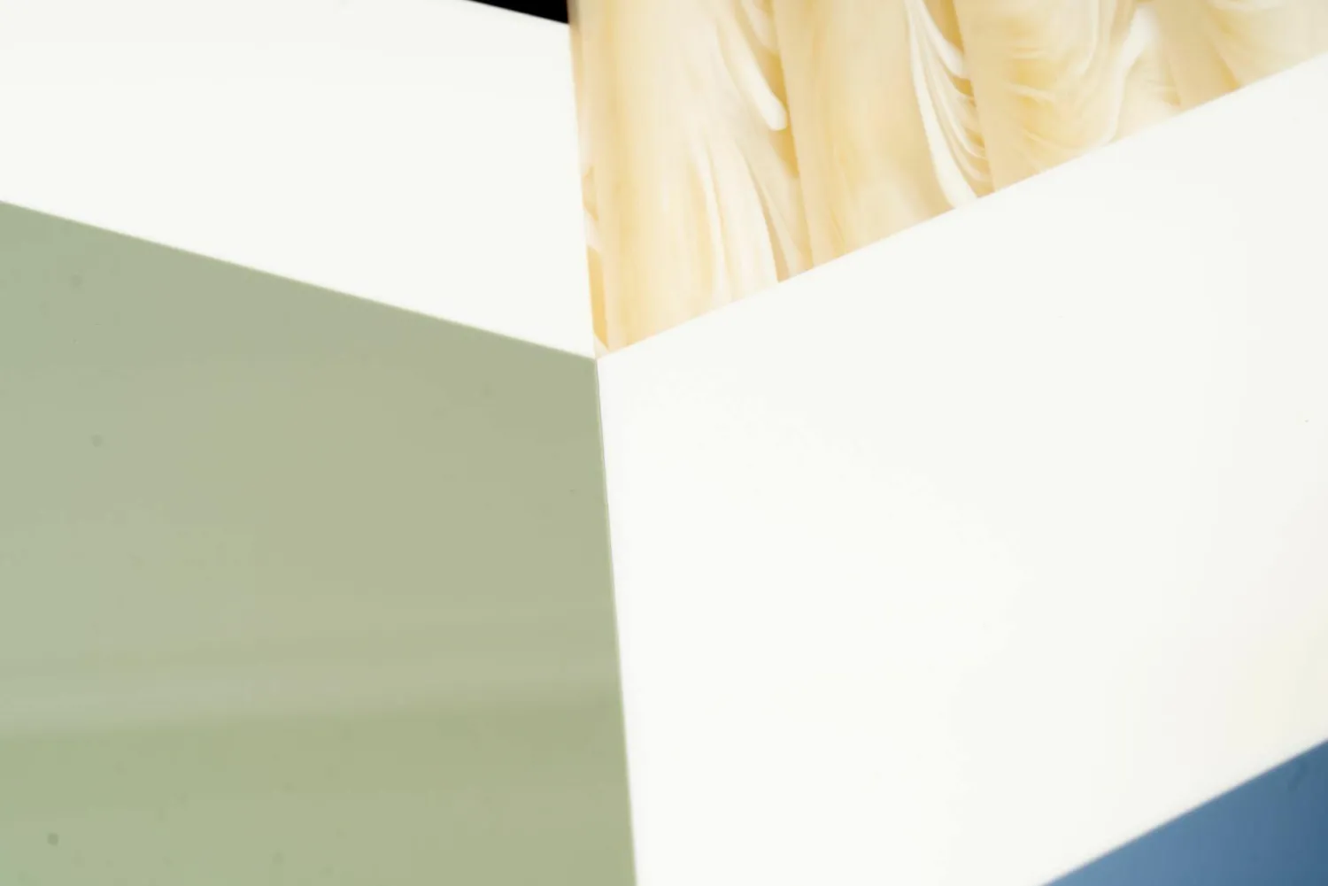 Moroso Beistelltische|Couchtische|Beistelltisch Fishbone T40 Platte Sintetica Methacrylat Bunt Gestell Stahl Schwarz Matt Lackiert RAL 9005