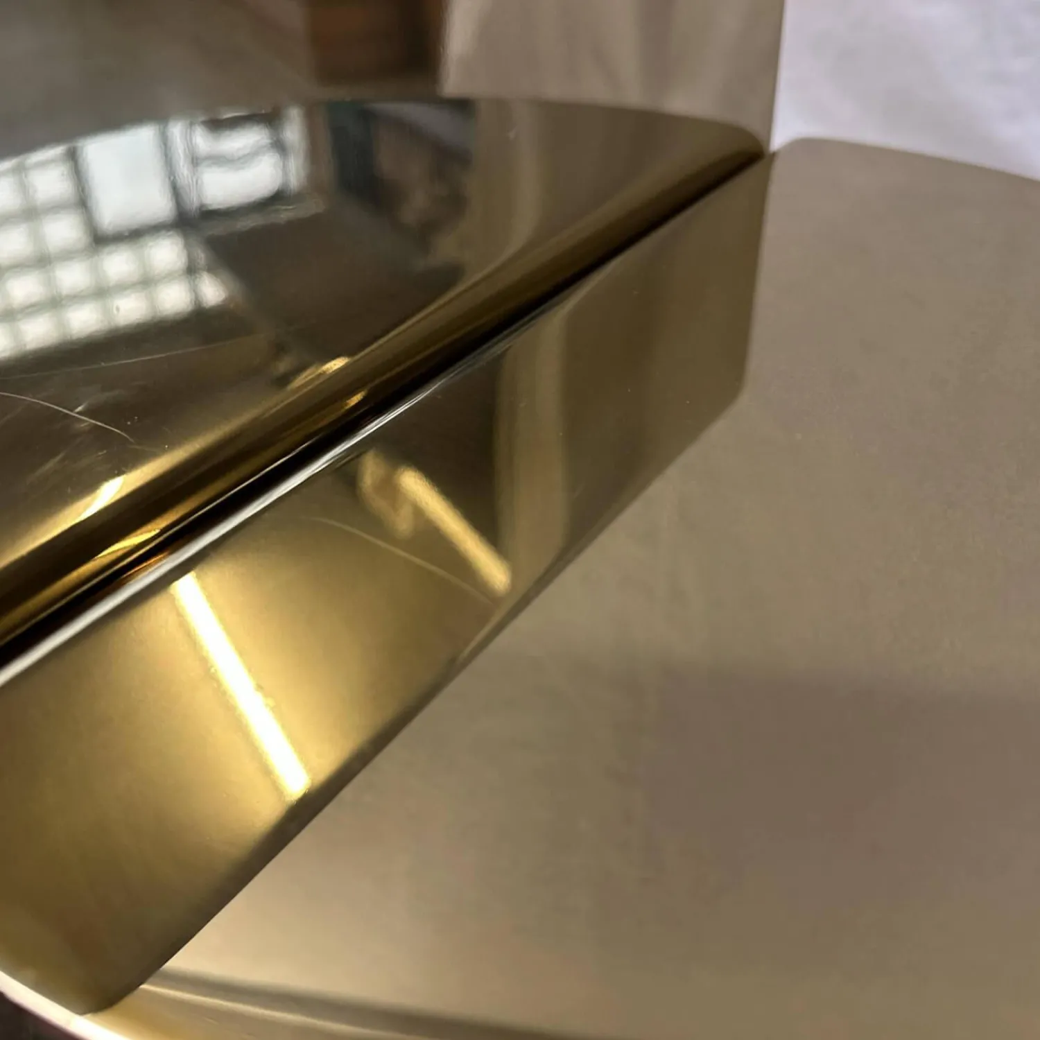 Minotti Beistelltische|Beistelltisch Flirt Gestell Rostfreier Glänzender Stahl Gold 2 Gebogene Metallplatten