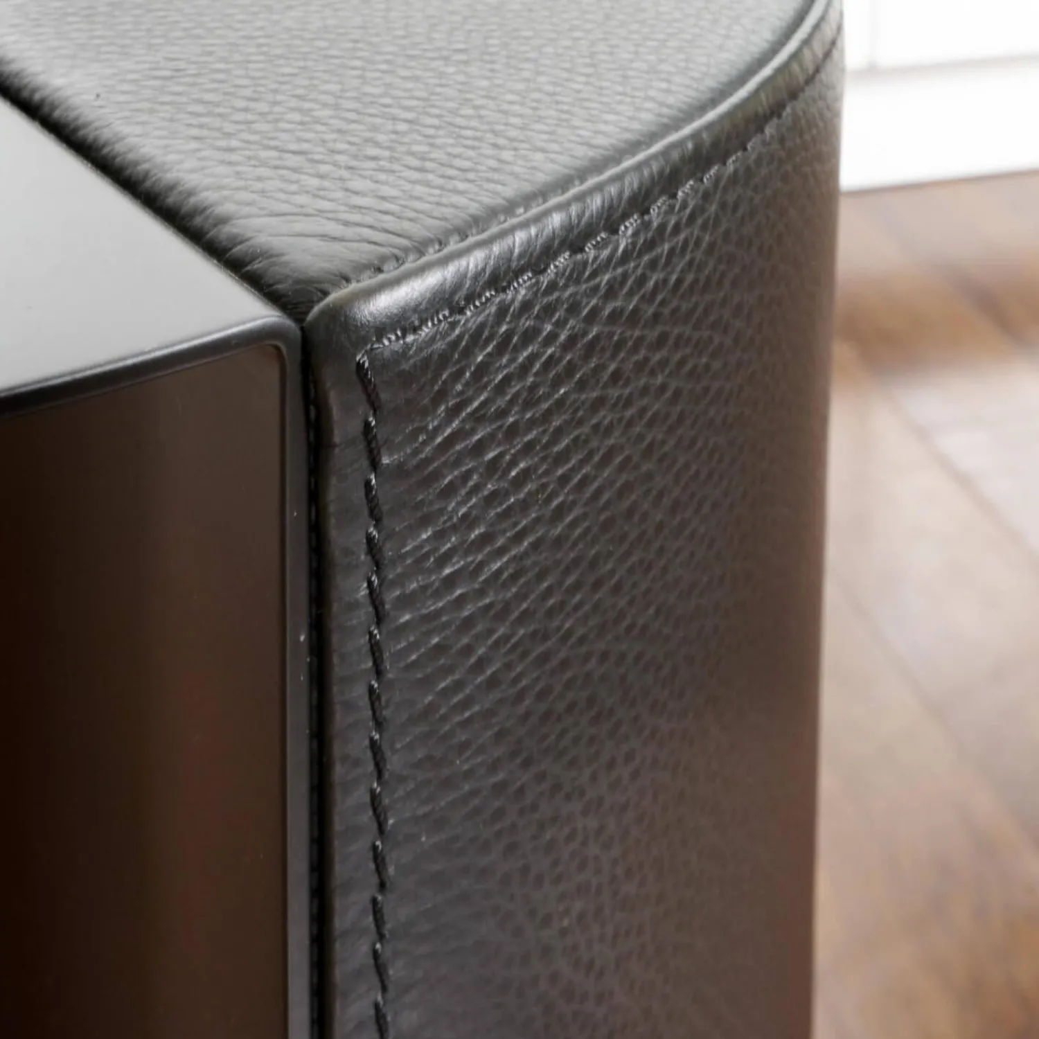 De Sede Beistelltische|Beistelltisch Hoch 61 Bezug Leder 28 Living 11 Black Gestell Stahl Schwarz Beschichtet