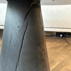 ASCO Beistelltische|Beistelltisch Ivy Platte Stahlblech Dunkelgrau Strukturiert Massivholzkegel Brandeiche Schwarz Geölt