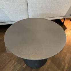 ASCO Beistelltische|Beistelltisch Ivy Platte Stahlblech Dunkelgrau Strukturiert Massivholzkegel Brandeiche Schwarz Geölt