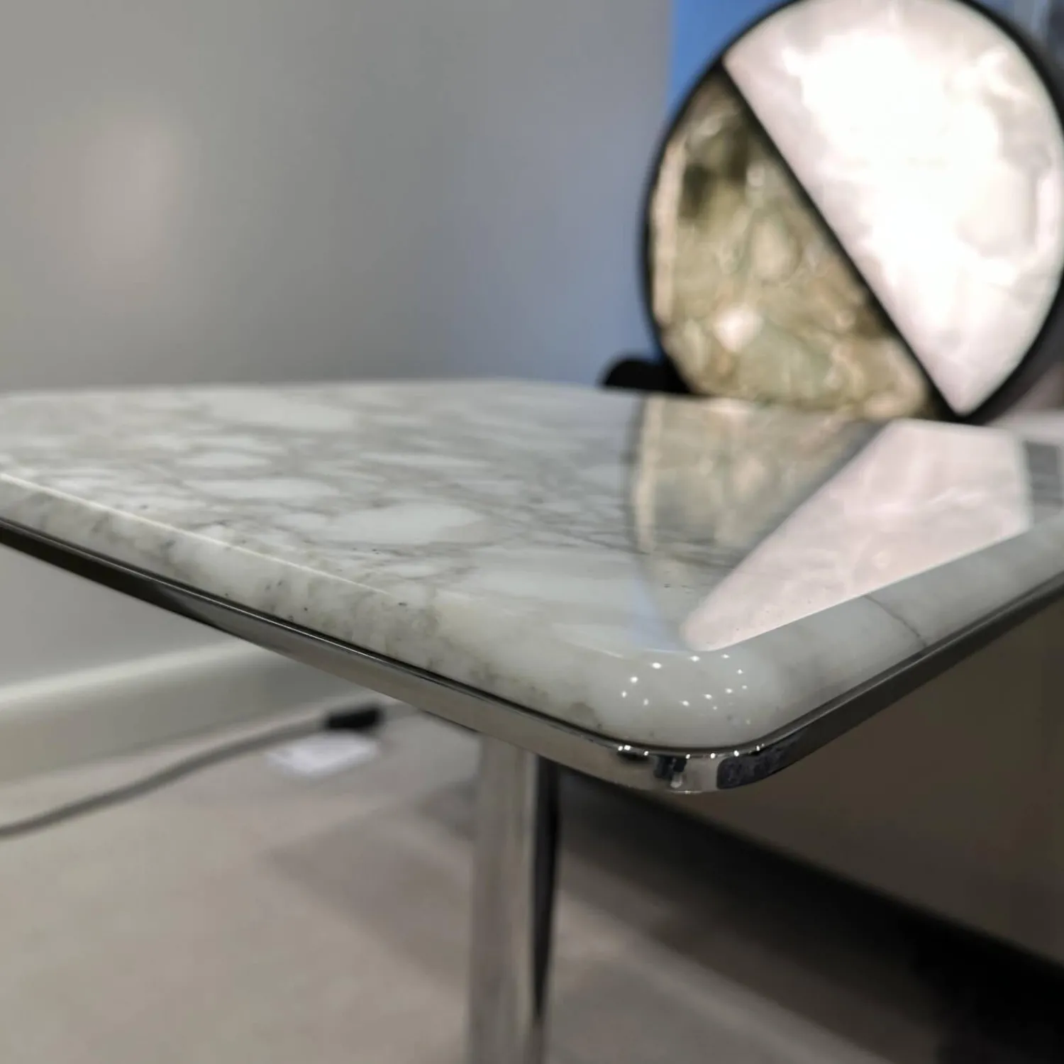 Minotti Beistelltische|Beistelltisch Kyle Platte Marmor Calacatta Weiß Grau Gestell Metall Glänzend Chrom