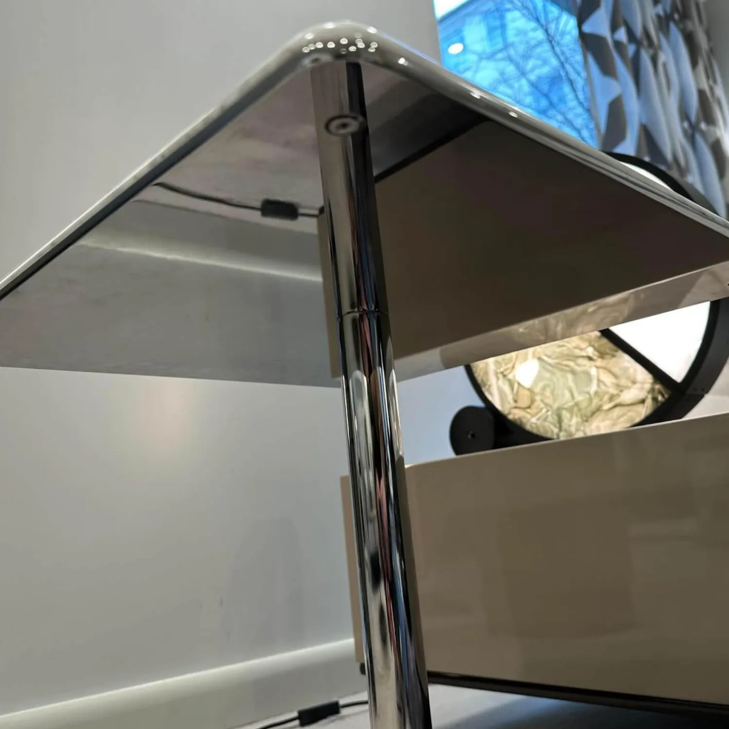 Minotti Beistelltische|Beistelltisch Kyle Platte Marmor Calacatta Weiß Grau Gestell Metall Glänzend Chrom