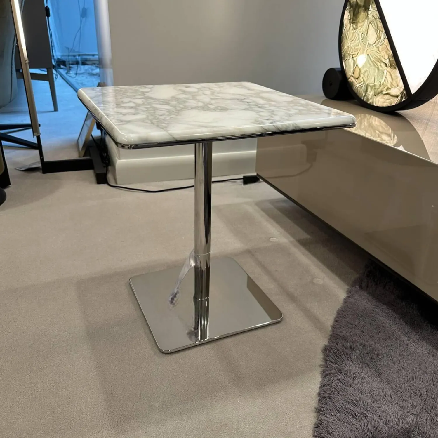 Minotti Beistelltische|Beistelltisch Kyle Platte Marmor Calacatta Weiß Grau Gestell Metall Glänzend Chrom