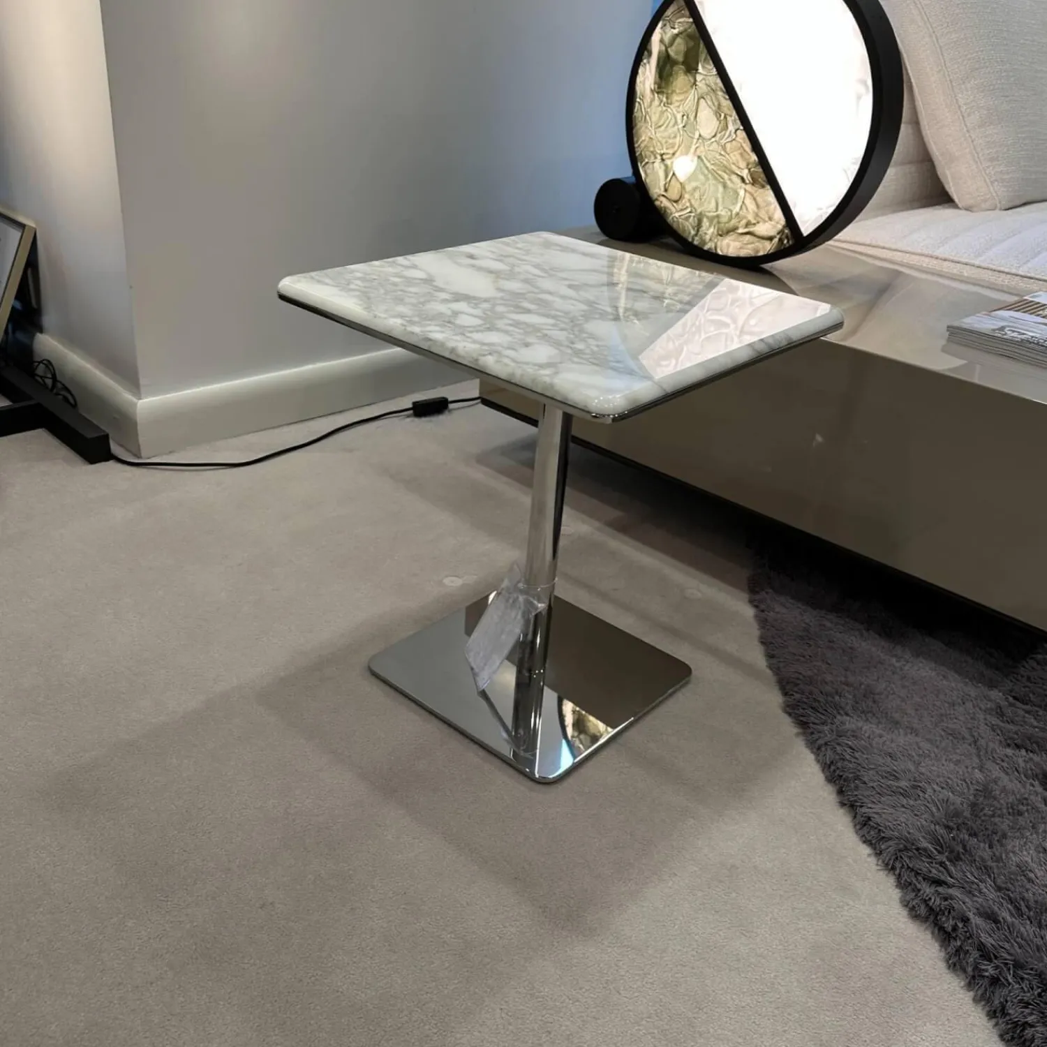 Minotti Beistelltische|Beistelltisch Kyle Platte Marmor Calacatta Weiß Grau Gestell Metall Glänzend Chrom