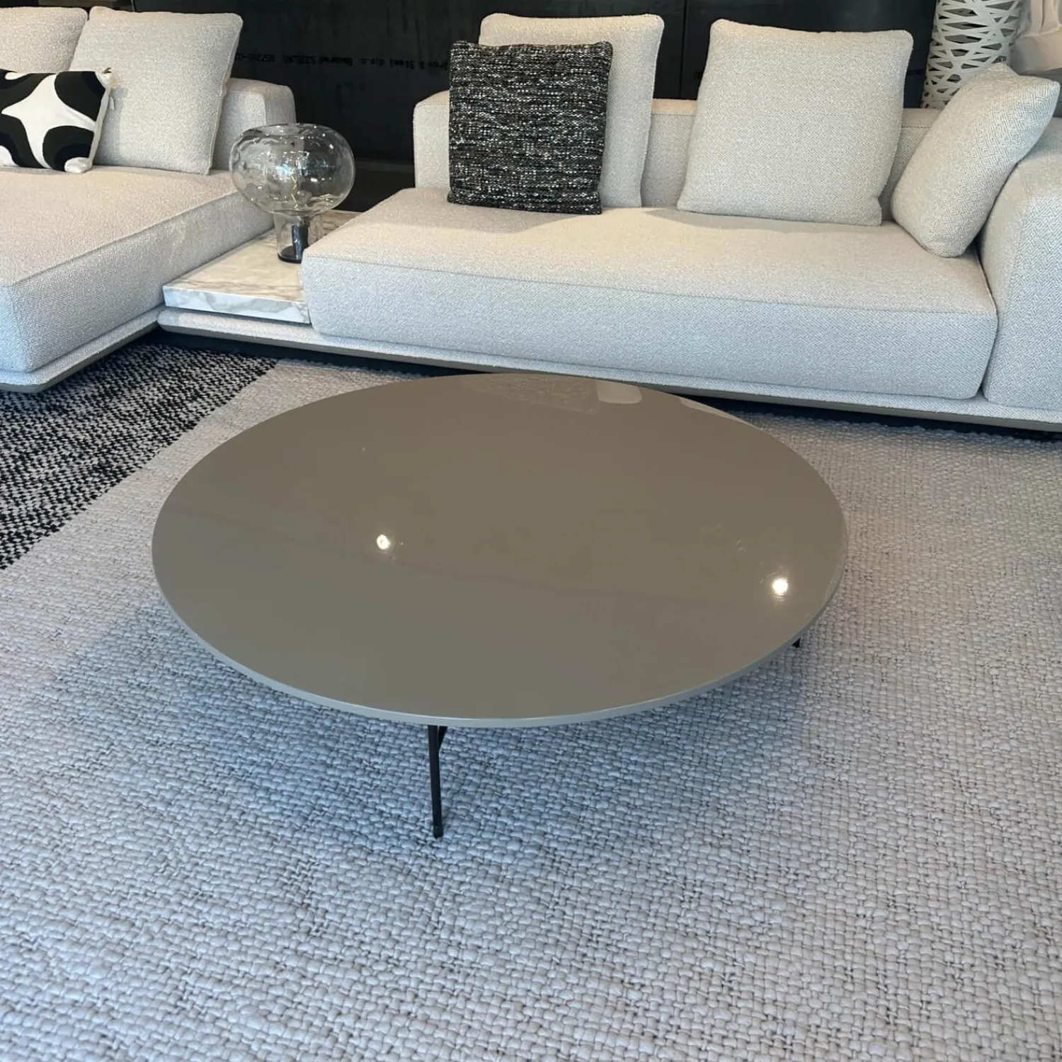 Minotti Beistelltische|Beistelltisch Lelong Tavolo Platte Lack Capucchino Braun Grau Hochglanz Gestell Metall Schwarz Pulverbeschichtet
