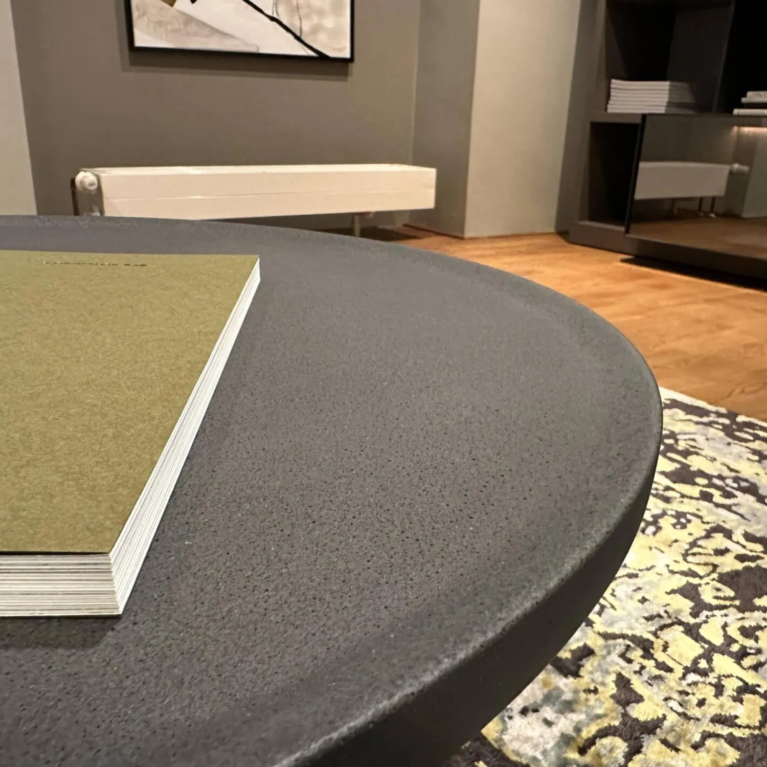 Molteni & C Beistelltische|Beistelltisch Louisa LTV2 Zement Asche Anthrazit Gestell Lack Zinnfarben Matt Grau