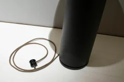 Rodam Beistelltische|Beistelltisch Loup Groß Platte Nussbaum Fuß Metall Carbon mit Qi Ladefunktion