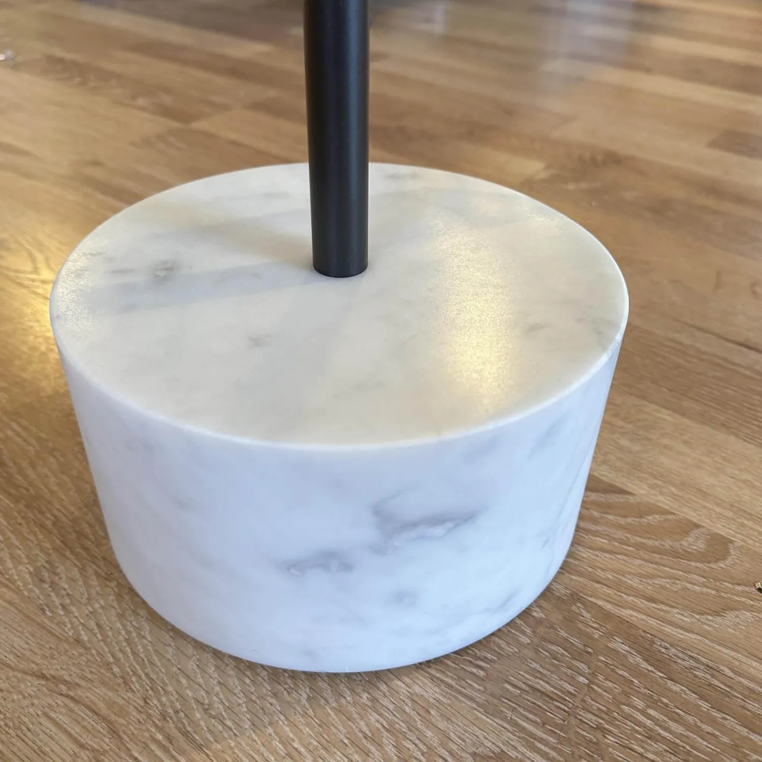 Cassina Beistelltische|Beistelltisch Marmor Carrara Weiß Stahlgestell Anthrazit