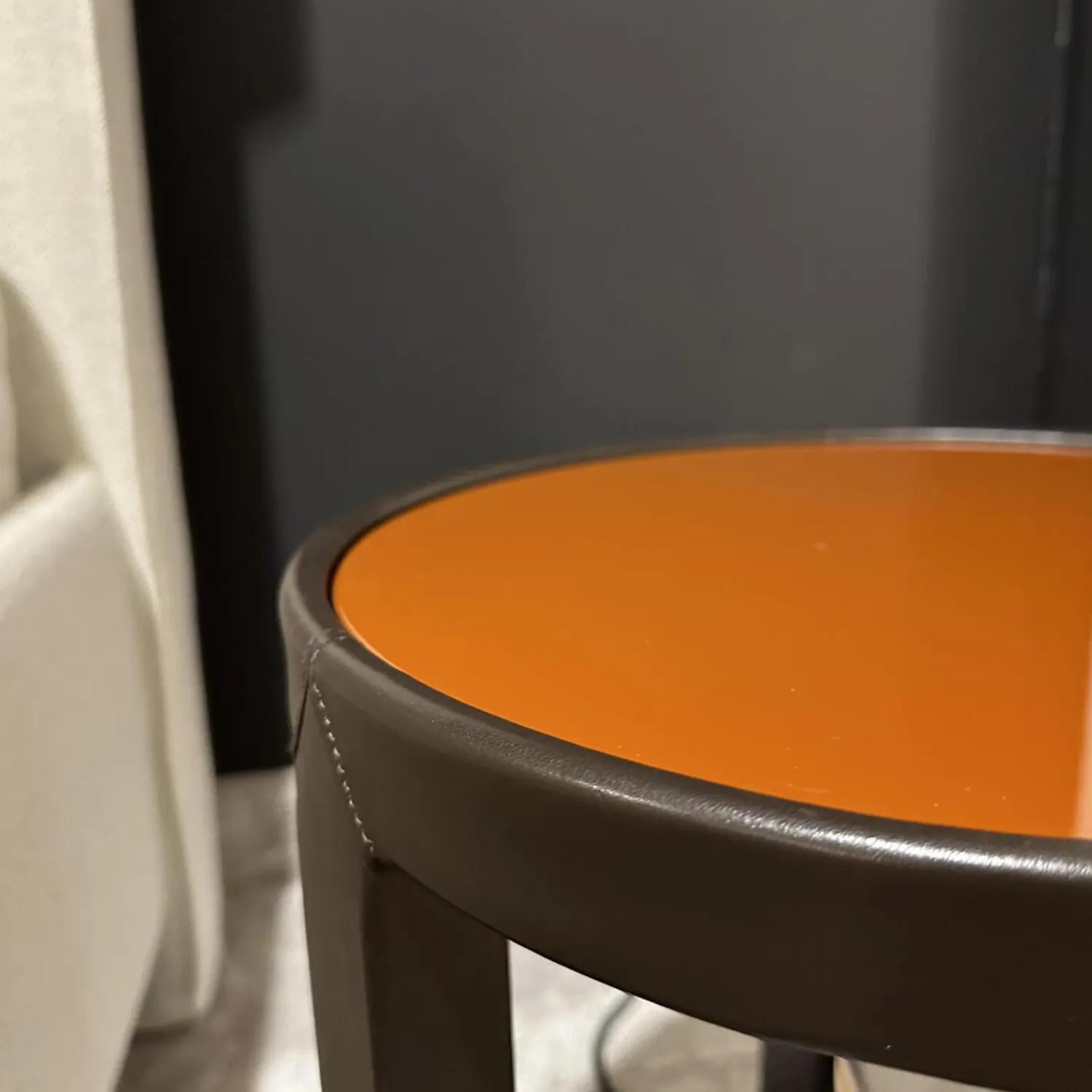 Minotti Beistelltische|Beistelltisch Riley Ruggine Platte Rost Gestell Leder Nature 04 Di Moro Dunkelbraun