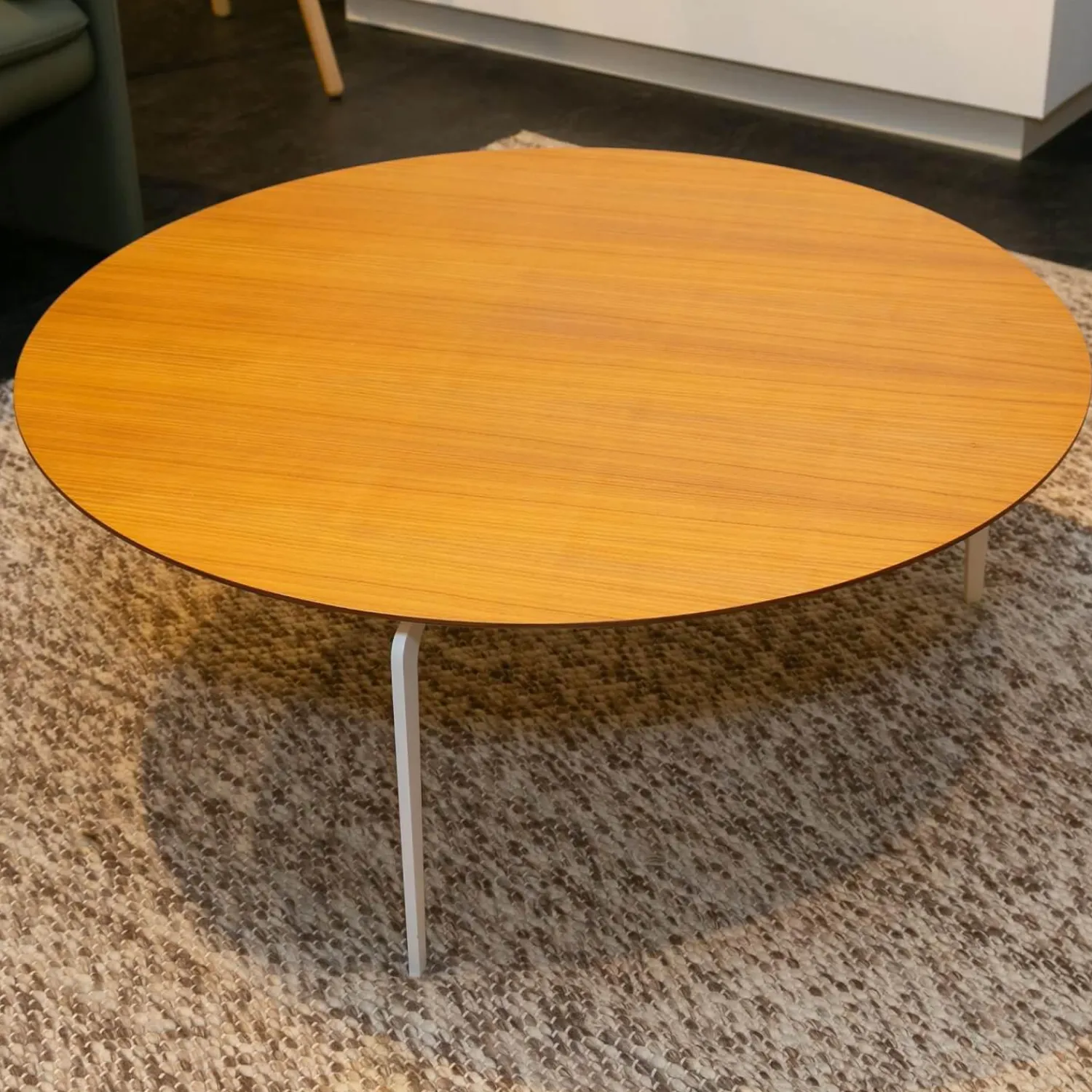 Kettnaker Beistelltische|Beistelltisch T2 Rund Platte Nussbaum Matt Lackiert Füße Metall Weiß Lackiert