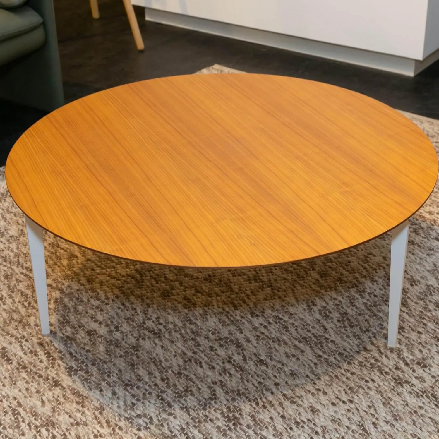 Kettnaker Beistelltische|Beistelltisch T2 Rund Platte Nussbaum Matt Lackiert Füße Metall Weiß Lackiert