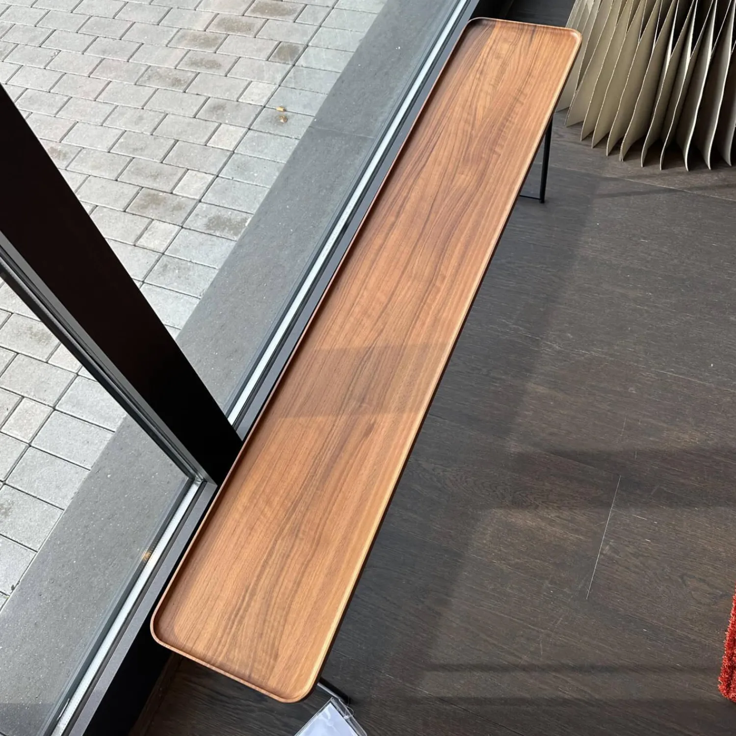 Cassina Beistelltische|Beistelltisch Torei Platte Amerikanischer Nussbaum Gestell Metall Schwarz Matt Lackiert