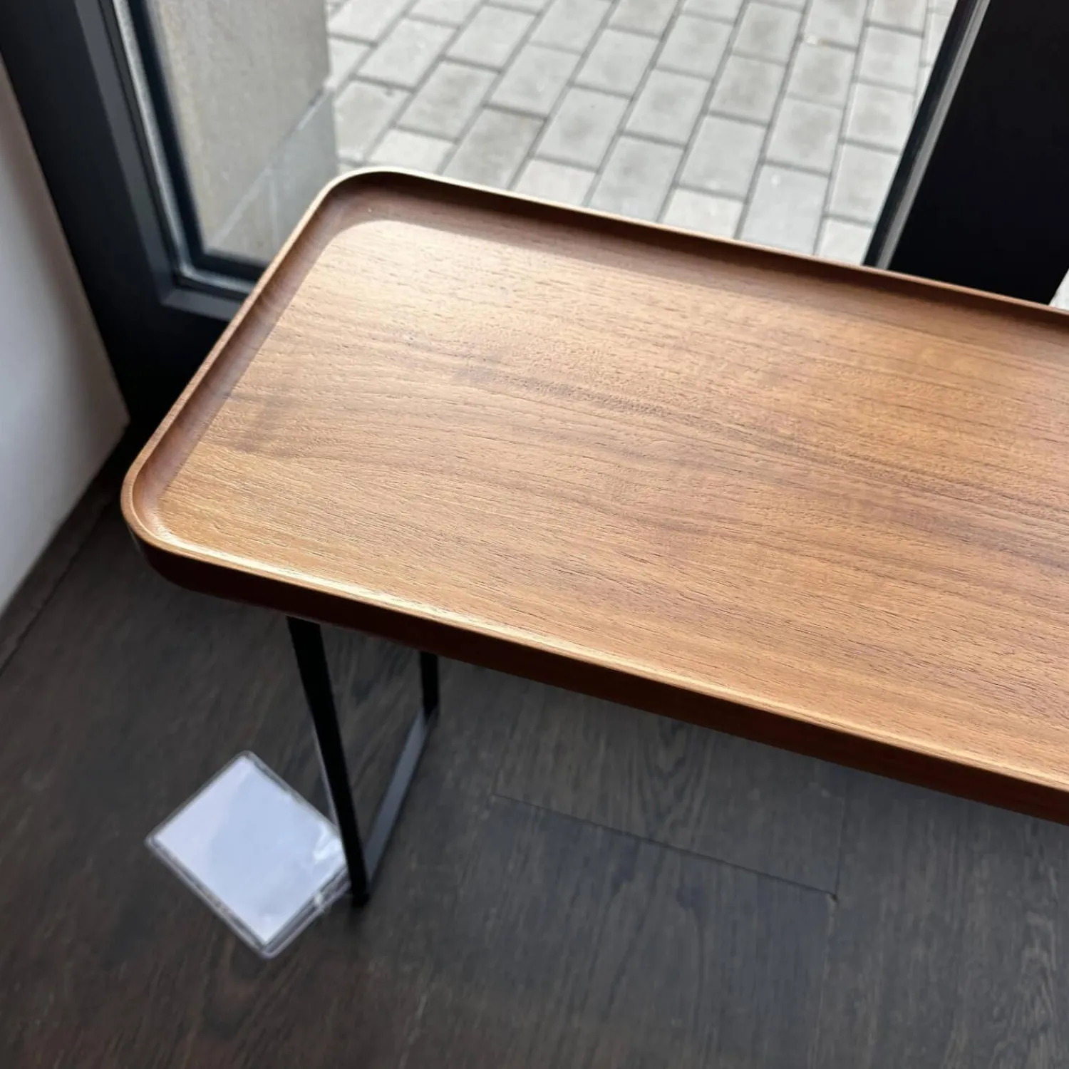 Cassina Beistelltische|Beistelltisch Torei Platte Amerikanischer Nussbaum Gestell Metall Schwarz Matt Lackiert