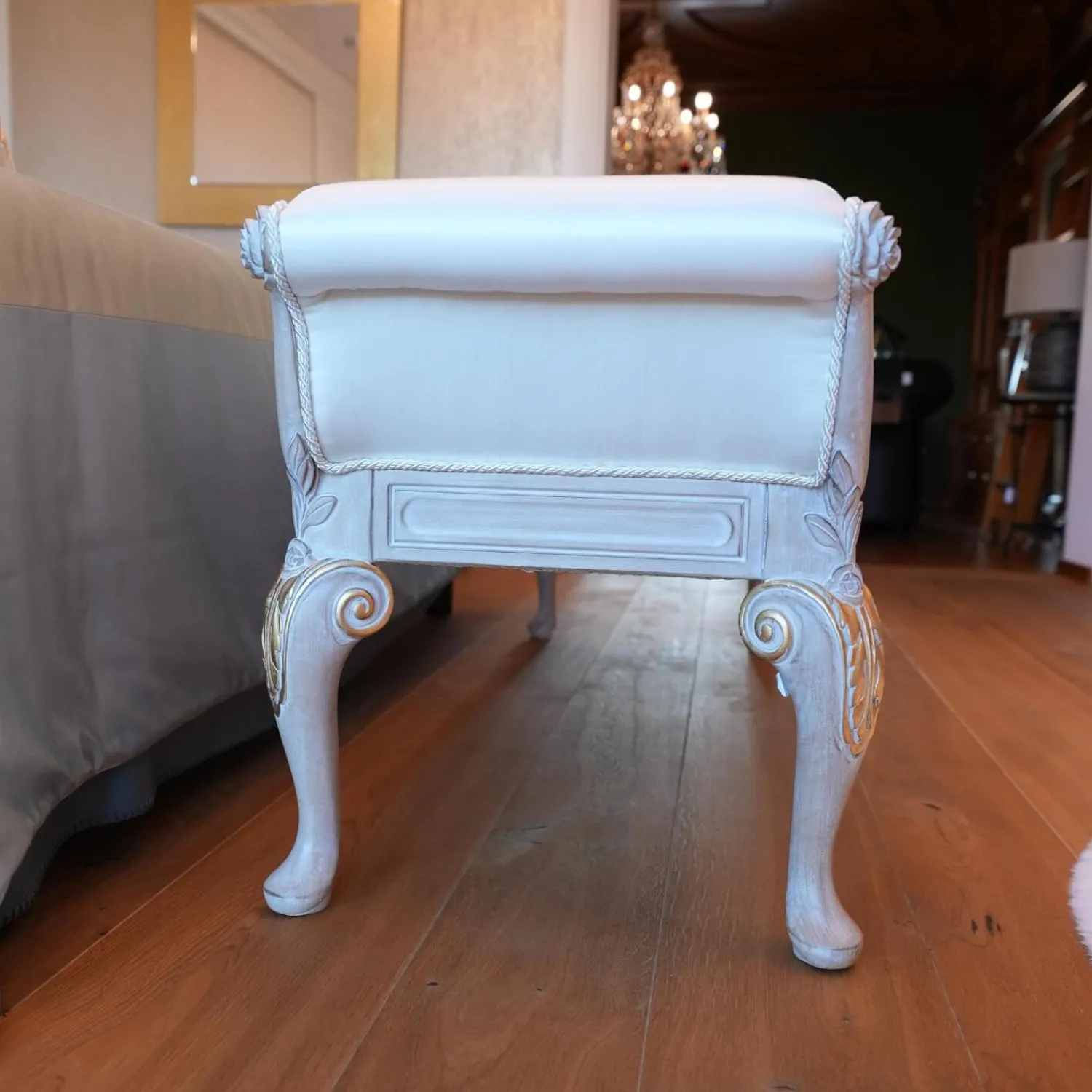 Eigene Herstellung Polsterbetten|Bett 1996 Finish Ceruse Und Gold Stoff Monte Bianco Silber Weiß Gestell Massivholz Mit Fußbank Und 2 Nachtkommoden Ohne Matratze