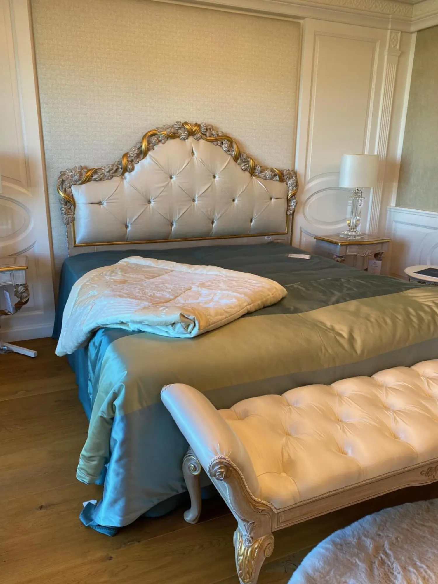 Eigene Herstellung Polsterbetten|Bett 1996 Finish Ceruse Und Gold Stoff Monte Bianco Silber Weiß Gestell Massivholz Mit Fußbank Und 2 Nachtkommoden Ohne Matratze