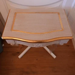 Eigene Herstellung Polsterbetten|Bett 1996 Finish Ceruse Und Gold Stoff Monte Bianco Silber Weiß Gestell Massivholz Mit Fußbank Und 2 Nachtkommoden Ohne Matratze