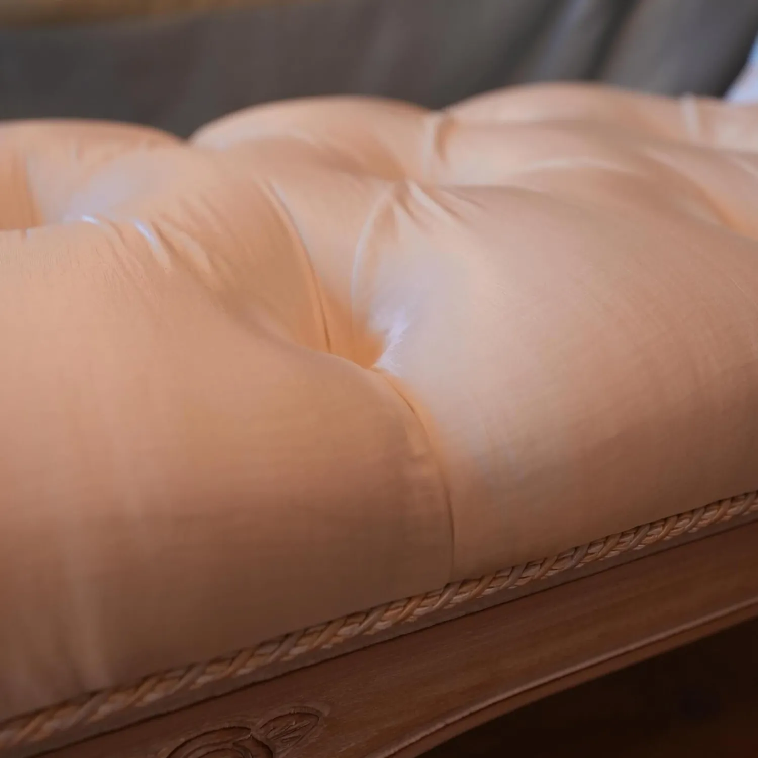 Eigene Herstellung Polsterbetten|Bett 1996 Finish Ceruse Und Gold Stoff Monte Bianco Silber Weiß Gestell Massivholz Mit Fußbank Und 2 Nachtkommoden Ohne Matratze