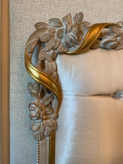 Eigene Herstellung Polsterbetten|Bett 1996 Finish Ceruse Und Gold Stoff Monte Bianco Silber Weiß Gestell Massivholz Mit Fußbank Und 2 Nachtkommoden Ohne Matratze