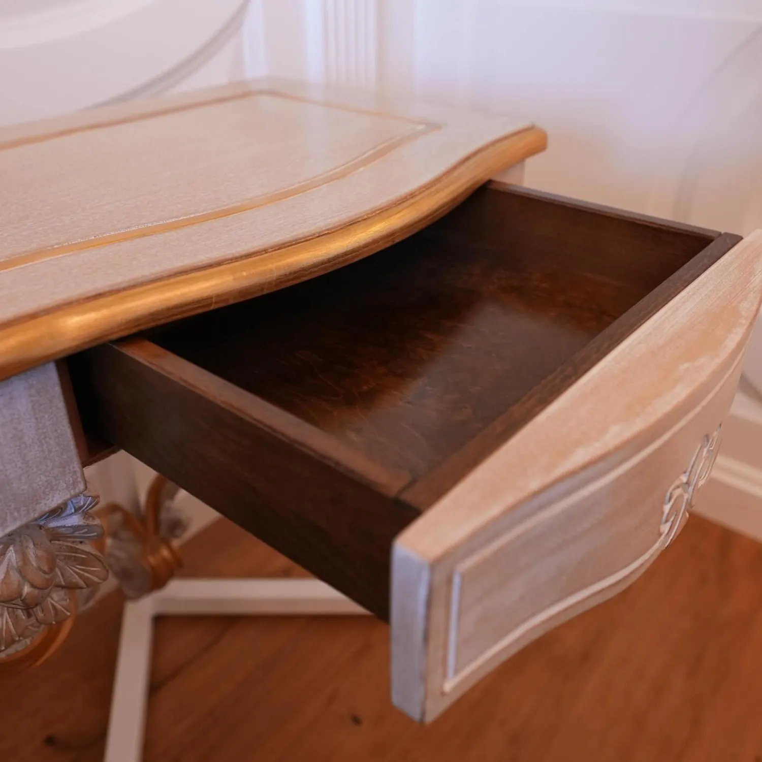 Eigene Herstellung Polsterbetten|Bett 1996 Finish Ceruse Und Gold Stoff Monte Bianco Silber Weiß Gestell Massivholz Mit Fußbank Und 2 Nachtkommoden Ohne Matratze