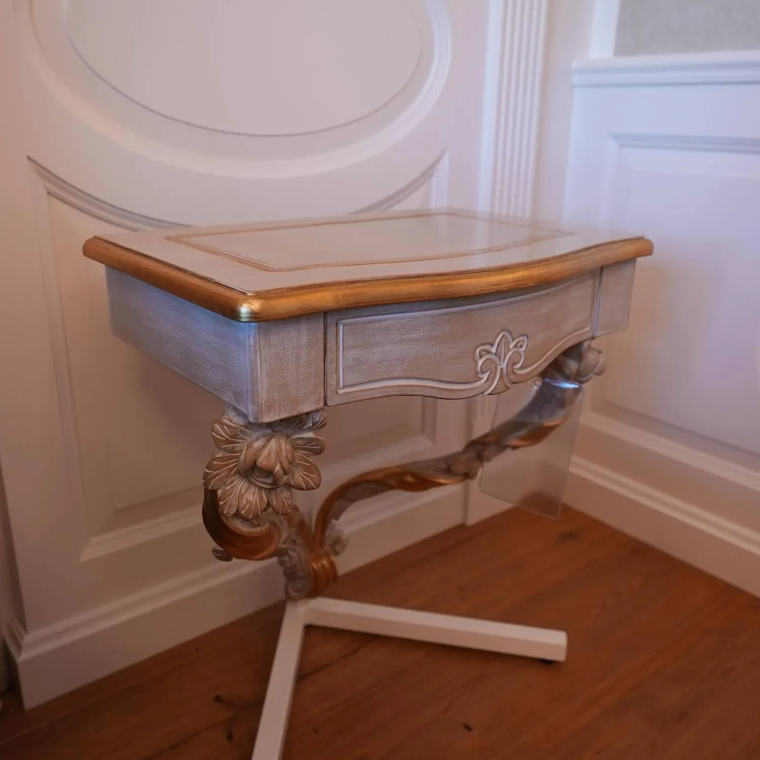 Eigene Herstellung Polsterbetten|Bett 1996 Finish Ceruse Und Gold Stoff Monte Bianco Silber Weiß Gestell Massivholz Mit Fußbank Und 2 Nachtkommoden Ohne Matratze