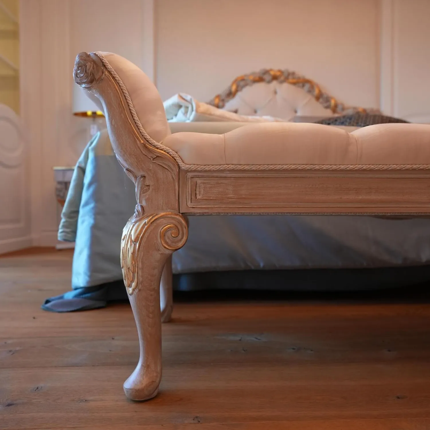 Eigene Herstellung Polsterbetten|Bett 1996 Finish Ceruse Und Gold Stoff Monte Bianco Silber Weiß Gestell Massivholz Mit Fußbank Und 2 Nachtkommoden Ohne Matratze