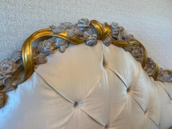 Eigene Herstellung Polsterbetten|Bett 1996 Finish Ceruse Und Gold Stoff Monte Bianco Silber Weiß Gestell Massivholz Mit Fußbank Und 2 Nachtkommoden Ohne Matratze