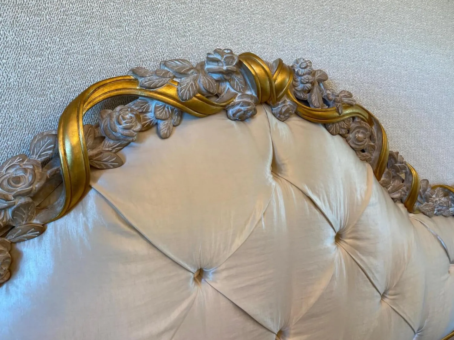 Eigene Herstellung Polsterbetten|Bett 1996 Finish Ceruse Und Gold Stoff Monte Bianco Silber Weiß Gestell Massivholz Mit Fußbank Und 2 Nachtkommoden Ohne Matratze