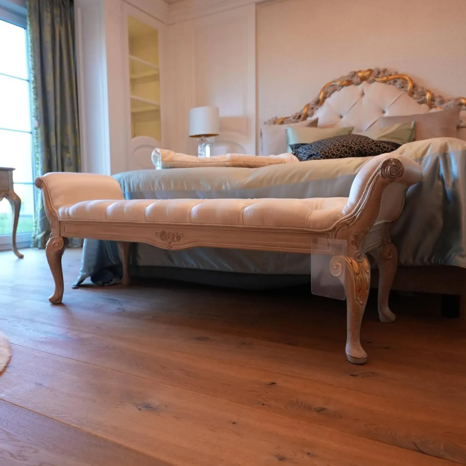 Eigene Herstellung Polsterbetten|Bett 1996 Finish Ceruse Und Gold Stoff Monte Bianco Silber Weiß Gestell Massivholz Mit Fußbank Und 2 Nachtkommoden Ohne Matratze