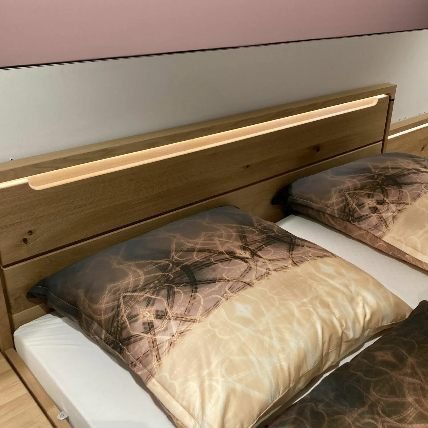 Musterring Polsterbetten|Bett Anconia Eiche Natur Massiv Mit 2 Hängekonsolen Mit Aufsatzpanleele Eiche Natur Massiv Griffe Eiche Natur Anthrazit Inklusive Beleuchtung Ohne Lattenrost Ohne Matratze