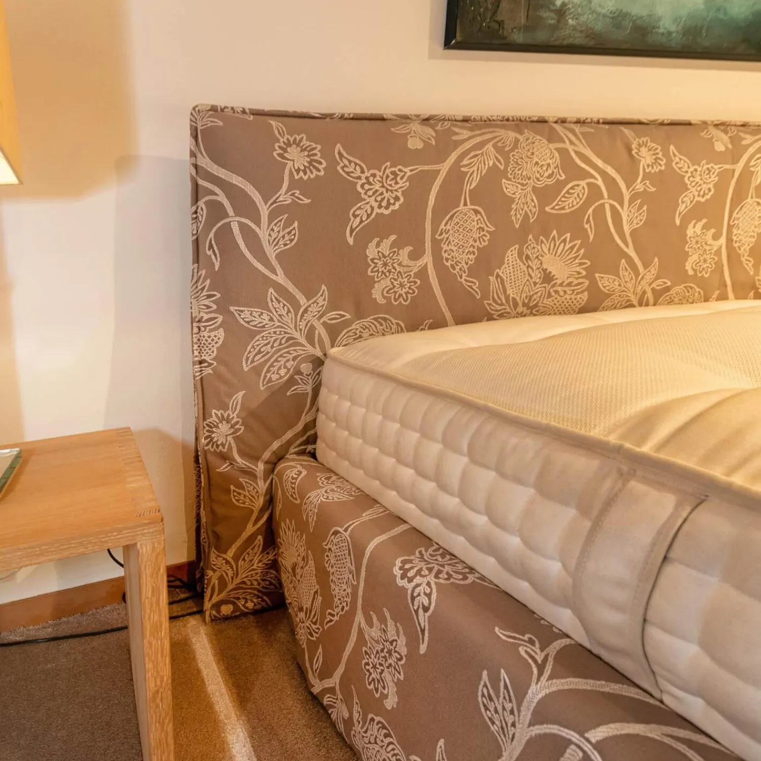 Riposana Polsterbetten|Bett Firenze Bezug Stoff Romo Madigan Chinchilla Grau Zylinderfüße Lack Schwarz Ohne Matratze Und Lattenrost