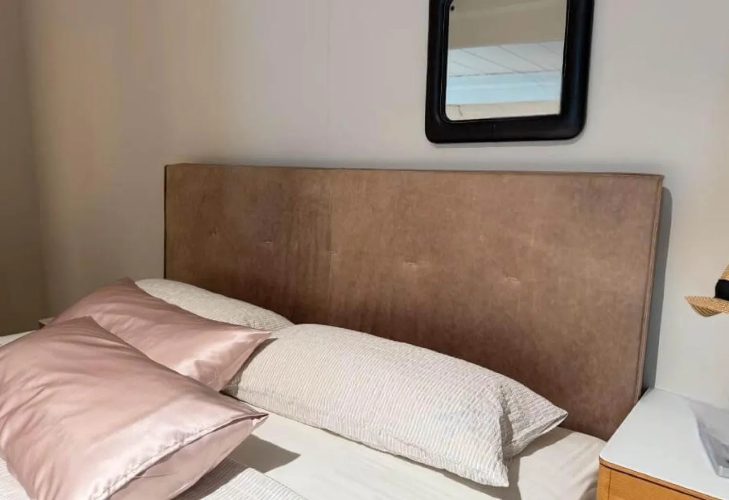 Team 7 Polsterbetten|Bett Float Eiche Naturöl Kopfteil Naturleder L7 Tartufo Braun Inklusive Nachtkästchen Float Eiche Naturöl Deckplatte Glas Weiß