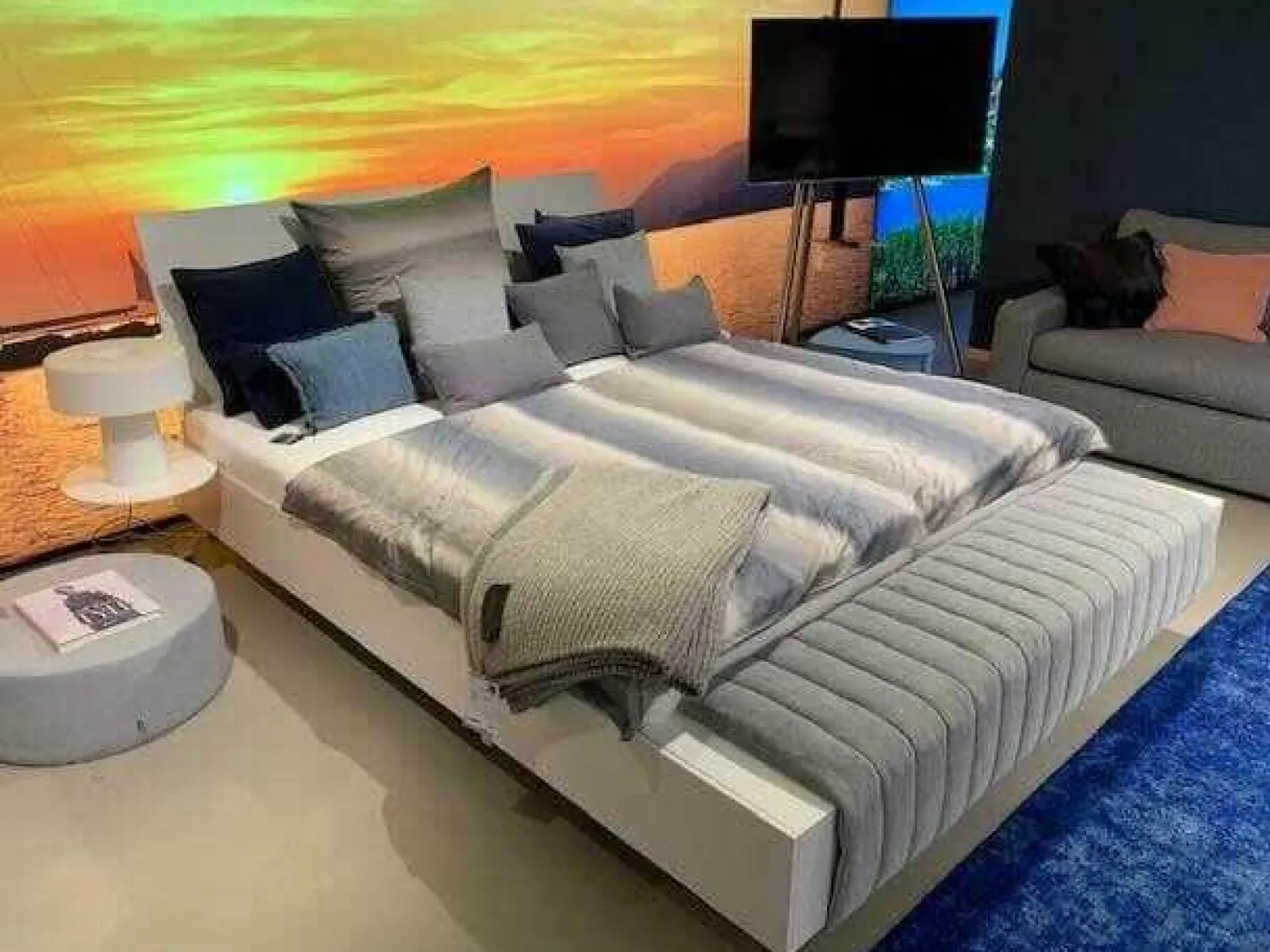 Interlübke Polsterbetten|Bett Izzy Grau Weiß M03 Kopfteilbox mit Einbauleuchte inklusive 2 Ansetztischen