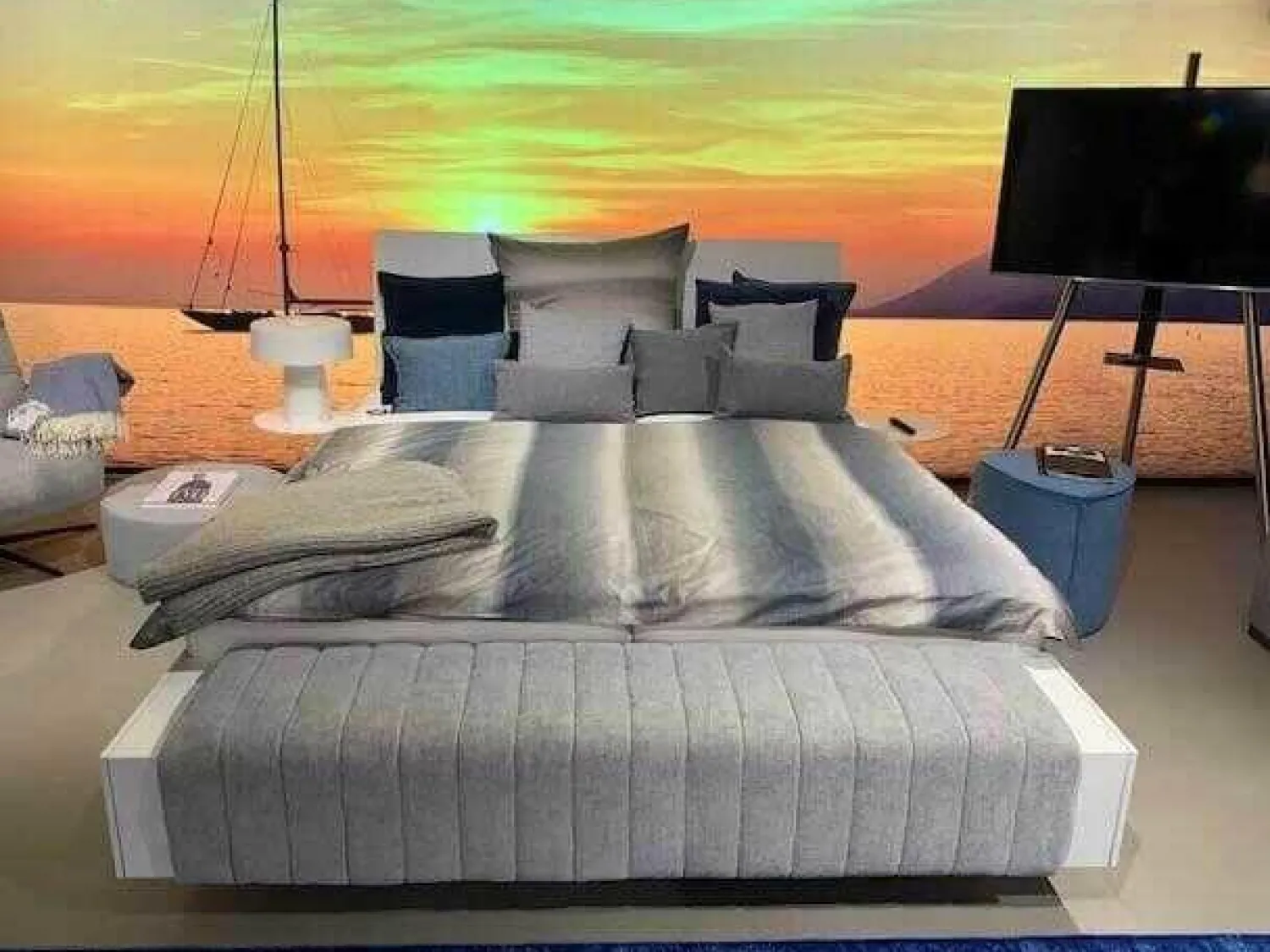 Interlübke Polsterbetten|Bett Izzy Grau Weiß M03 Kopfteilbox mit Einbauleuchte inklusive 2 Ansetztischen