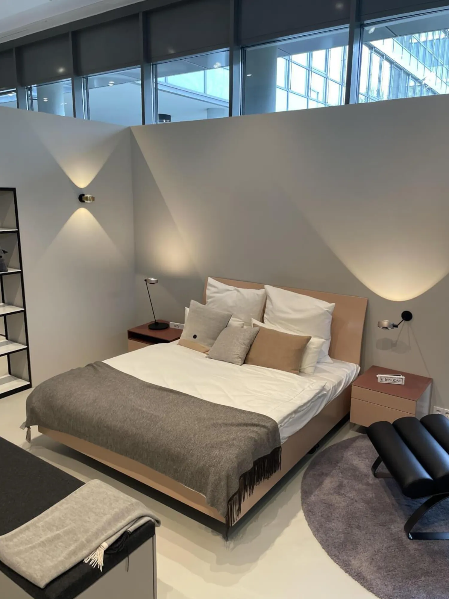 Interlübke Polsterbetten|Bett Izzy Schwebend Lack Matt Rosenquarz mit Liegesystem und Nachtkästchen