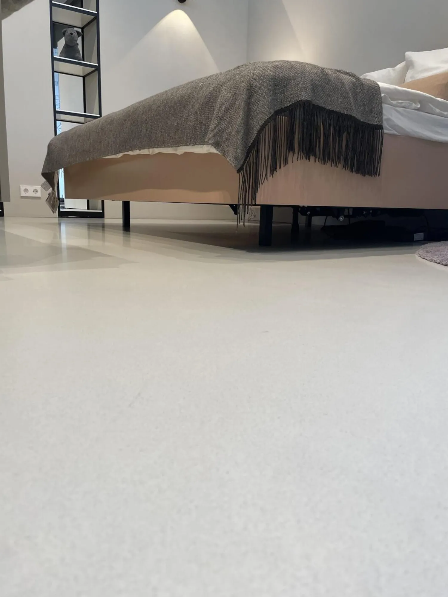 Interlübke Polsterbetten|Bett Izzy Schwebend Lack Matt Rosenquarz mit Liegesystem und Nachtkästchen