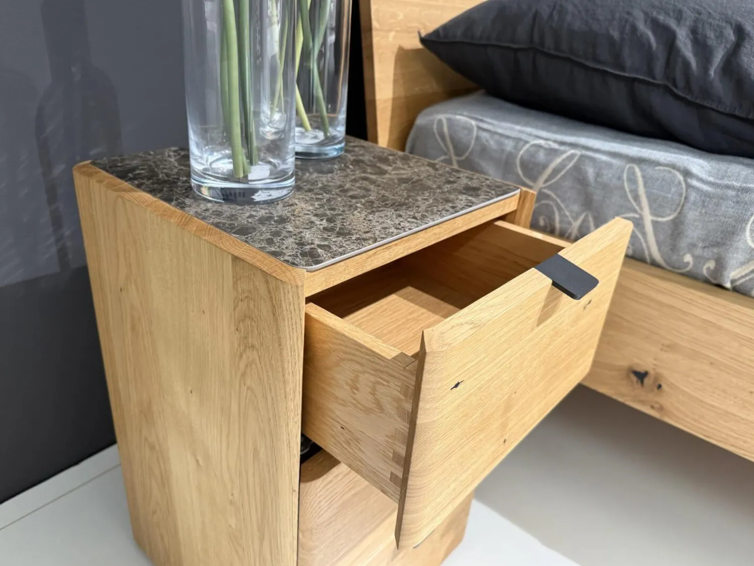 Rodam Ganze Schlafzimmer|Bett Nesuto Mit Beistelltisch Loup Und Nachtschrank Nesuto Eiche Geölt Und Gewachst Mit Nackenrolle Ohne Matratze Und Lattenrost