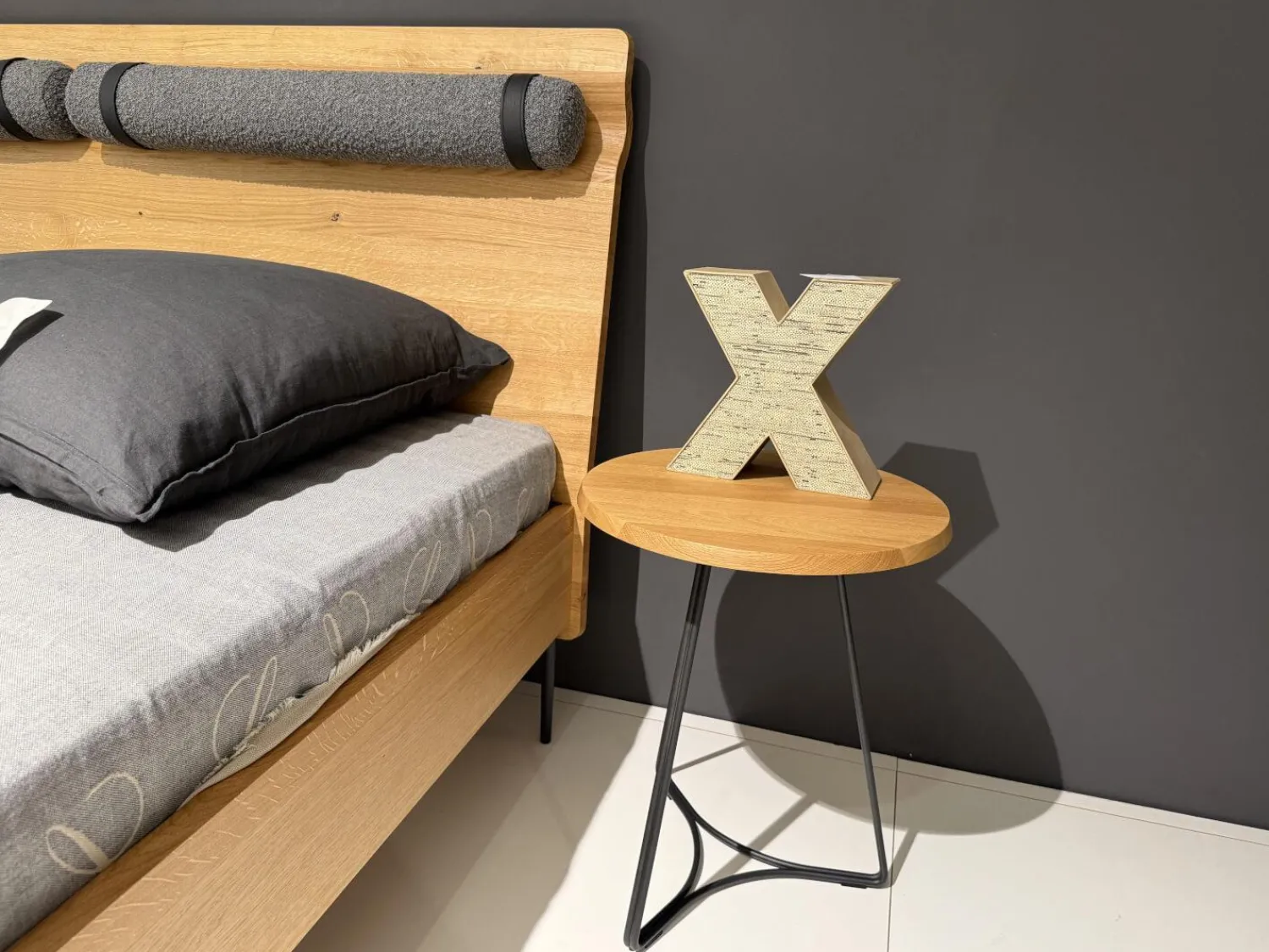 Rodam Ganze Schlafzimmer|Bett Nesuto Mit Beistelltisch Loup Und Nachtschrank Nesuto Eiche Geölt Und Gewachst Mit Nackenrolle Ohne Matratze Und Lattenrost