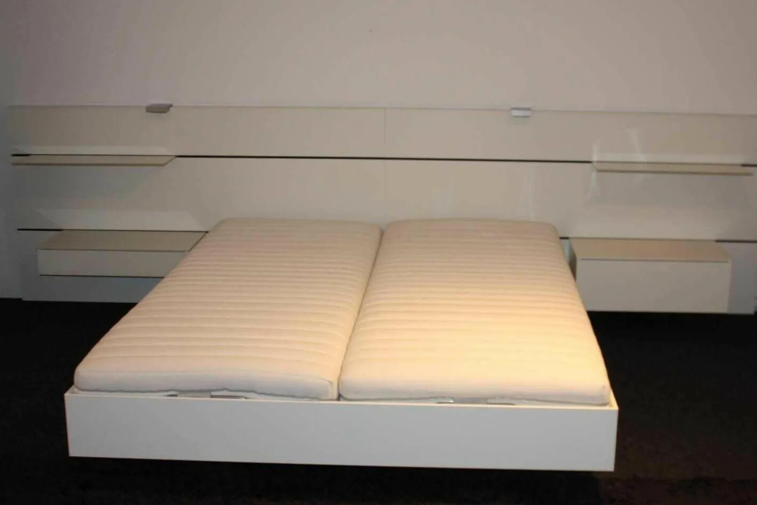 Interlübke Polsterbetten|Bett Nocto Plus Lack Kristallweiß M02 mit Matratzen und Rückwandpaneele