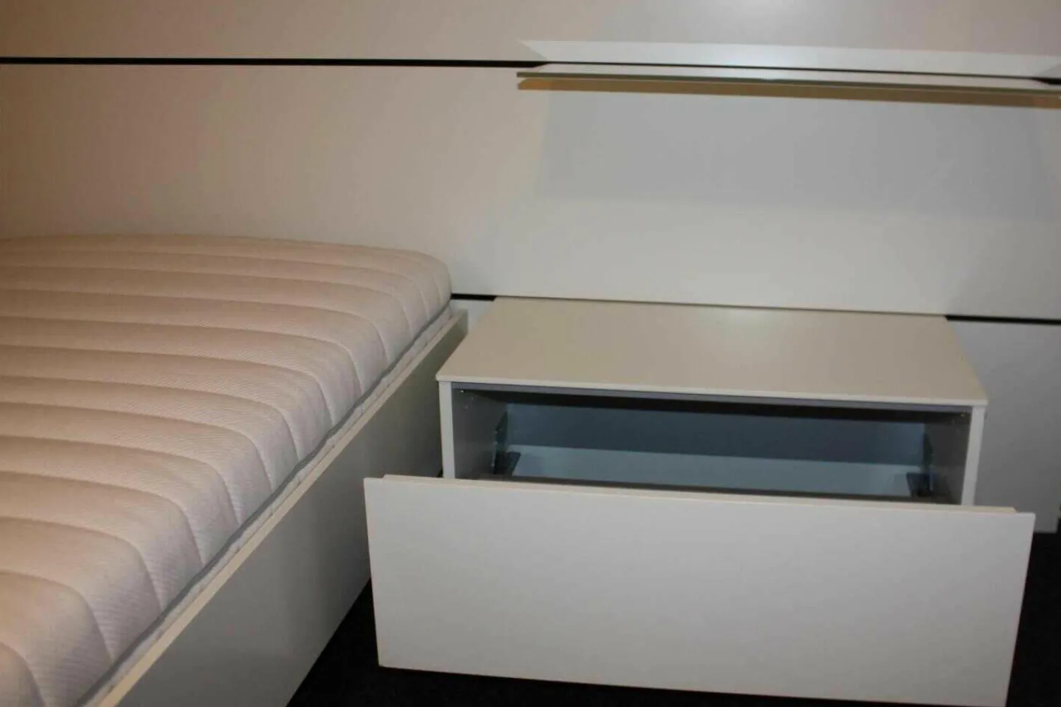 Interlübke Polsterbetten|Bett Nocto Plus Lack Kristallweiß M02 mit Matratzen und Rückwandpaneele