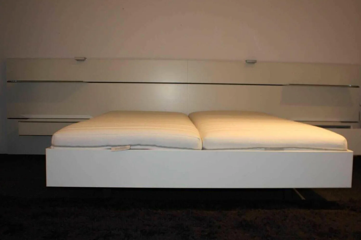 Interlübke Polsterbetten|Bett Nocto Plus Lack Kristallweiß M02 mit Matratzen und Rückwandpaneele