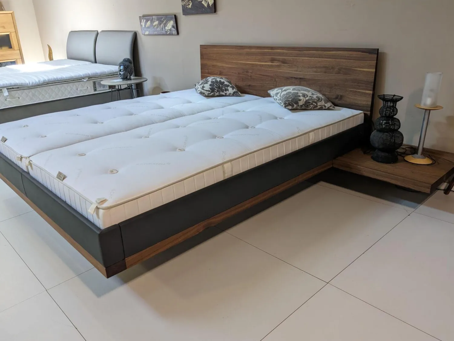 Team 7 Polsterbetten|Bett Riletto Massivholz Nussbaum Lederbettseiten L7 Anthrazit Mit 2 Konsolen Ohne Matratze Und Lattenrost