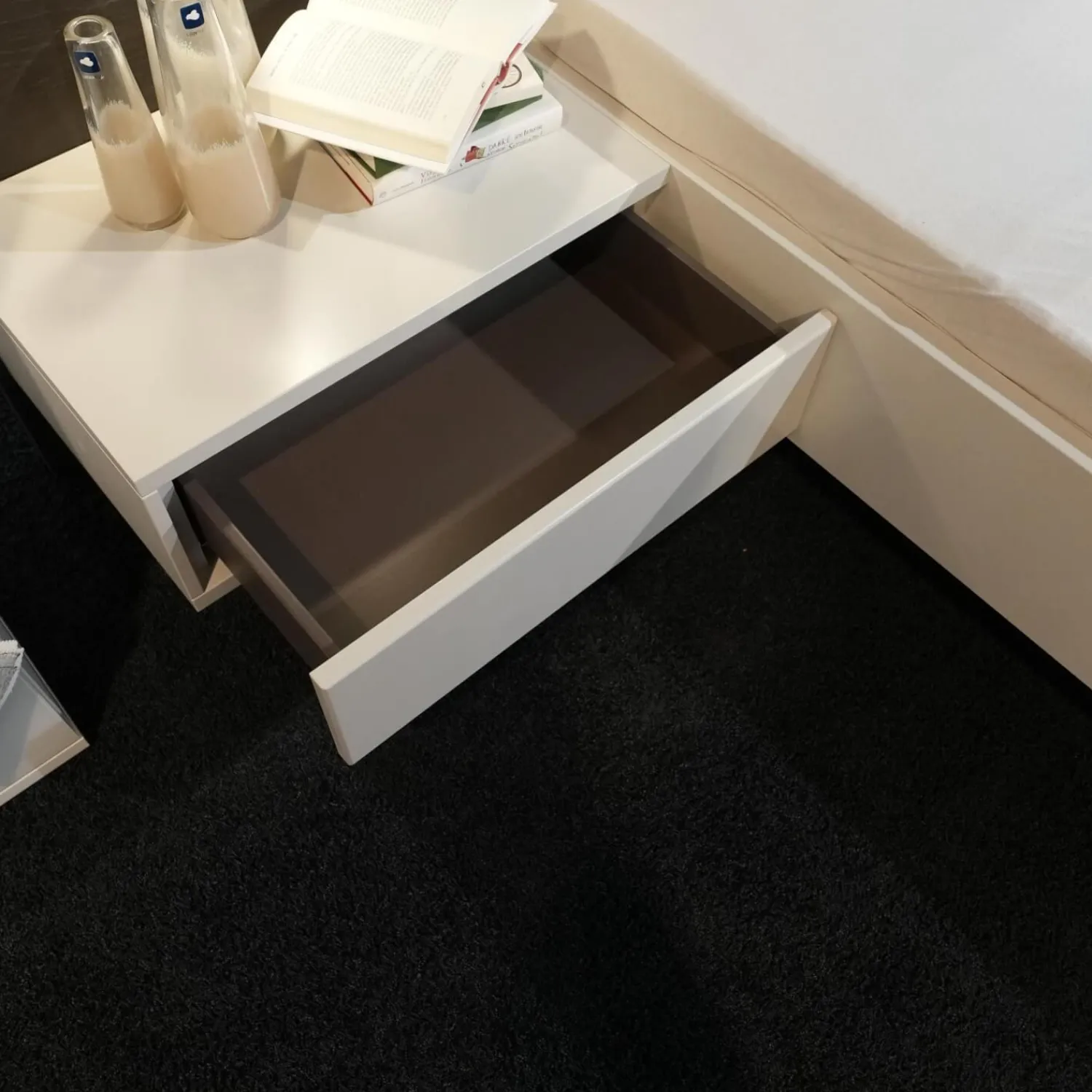 Rietberger Möbelwerke Polsterbetten|Bett Valea S71 69892 Lack R5 Brilliantgrau Hellgrau Weiß Kopfteil Dunkelgrau Inklusive Zubehör Inklusive Zubehör Ohne Matratze Ohne Lattenrost