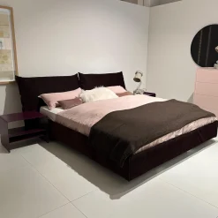 Möller Design Polsterbetten|Bettanlage MD 13 Rose Stoff Charmelle Cord 103 Aubergine Violett Holzfuß Inklusive Beistelltisch Und Metallcontainer