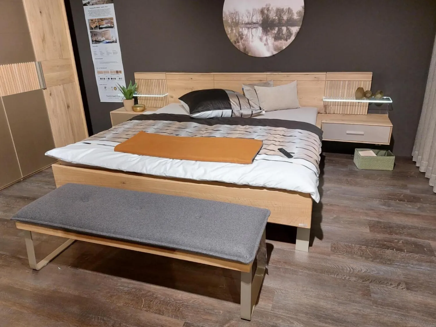 Thielemeyer Polsterbetten|Bettanlage Mira 4 0 Wildeiche Massiv Geölt Designfuß Lack Silber Mit 2 Nachtkonsolen 1 Bettbank Und Beleuchtung Ohne Matratze Ohne Lattenrost