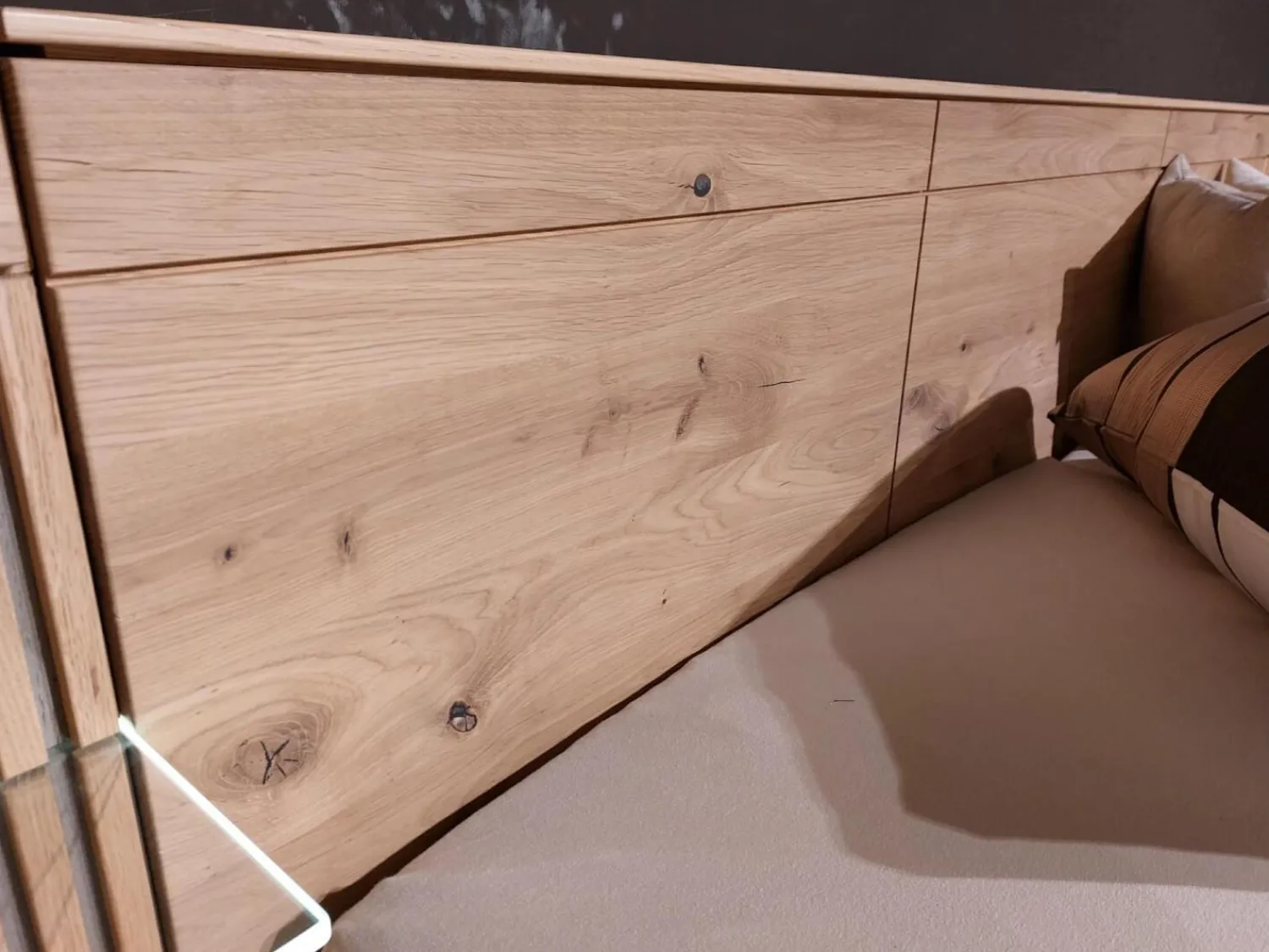 Thielemeyer Polsterbetten|Bettanlage Mira 4 0 Wildeiche Massiv Geölt Designfuß Lack Silber Mit 2 Nachtkonsolen 1 Bettbank Und Beleuchtung Ohne Matratze Ohne Lattenrost