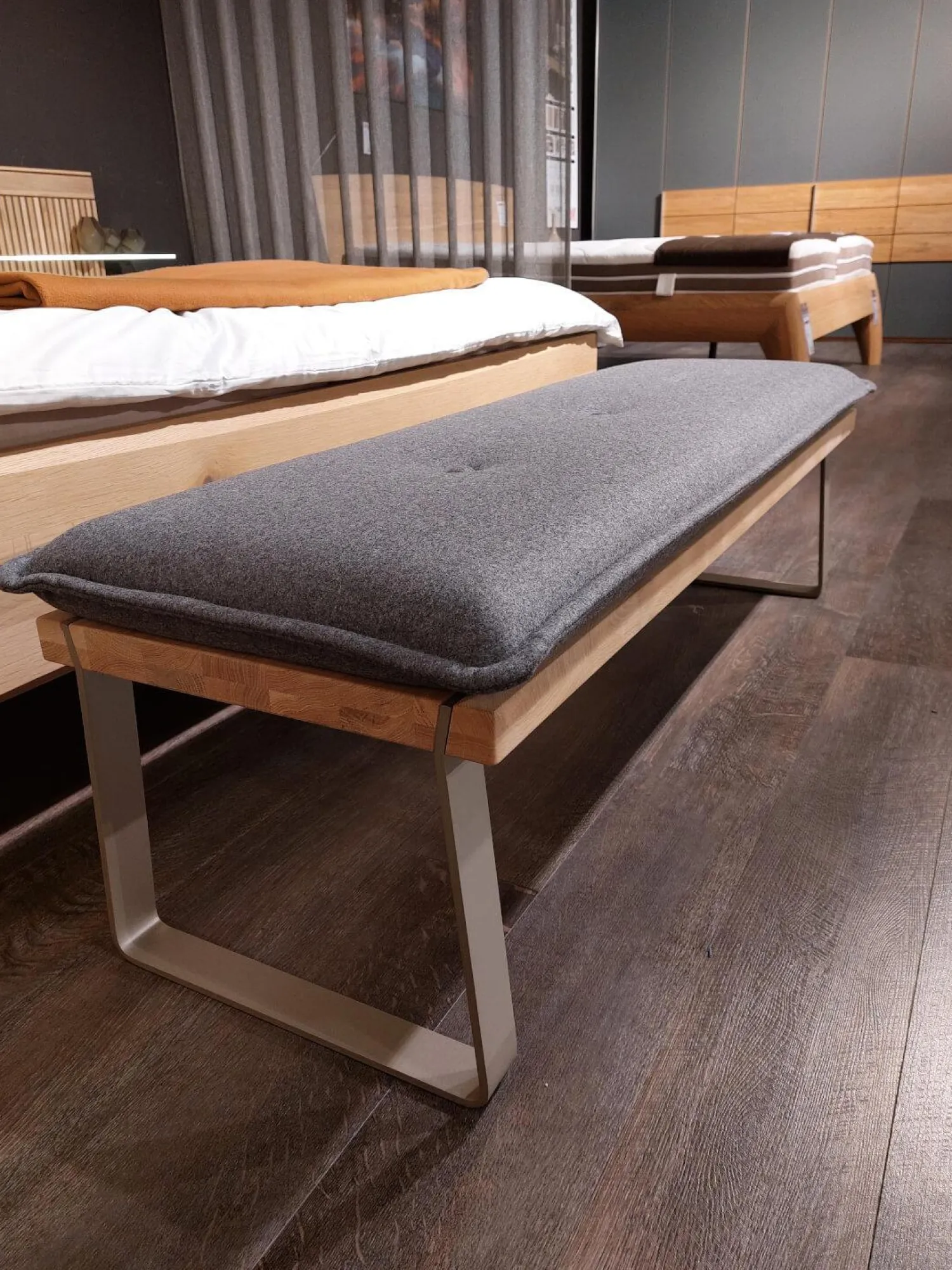 Thielemeyer Polsterbetten|Bettanlage Mira 4 0 Wildeiche Massiv Geölt Designfuß Lack Silber Mit 2 Nachtkonsolen 1 Bettbank Und Beleuchtung Ohne Matratze Ohne Lattenrost